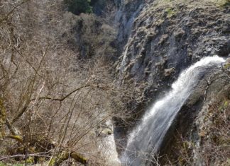 До водопад Щрокалото край Добърско водопад Щрокалото