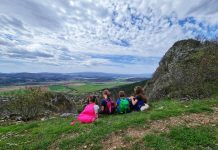 До Шильи камик, пещера Царева църква и Цветаново ижле. Или просто някъде из Краище.