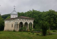 Плаковски манастир, Капиновски манастир и капиновски водопад
