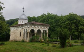 Плаковски манастир, Капиновски манастир и капиновски водопад