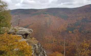Родопите есенно – Панорамна скала край Равнища, с Дедево Панорамна скала край Равнища
