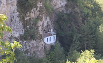 Драгоманското блато, Разбоишки манастир и Букоровски манастир