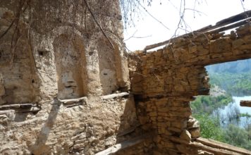 Скални манастири край Карлуково