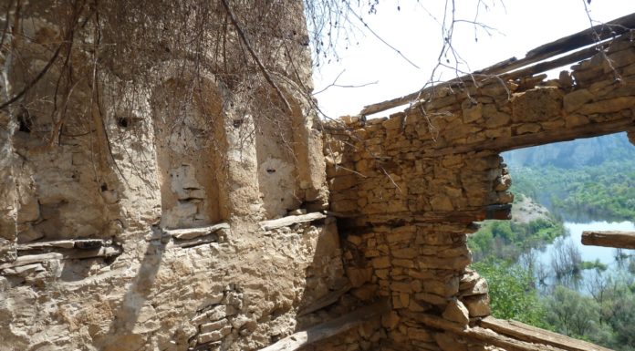 Скални манастири край Карлуково