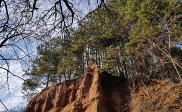 Кътински пирамиди и Курилски манастир Кътински пирамиди