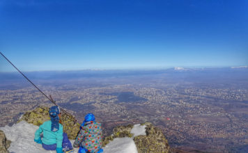 Зимни красоти и екшън – с деца до връх Камен дел