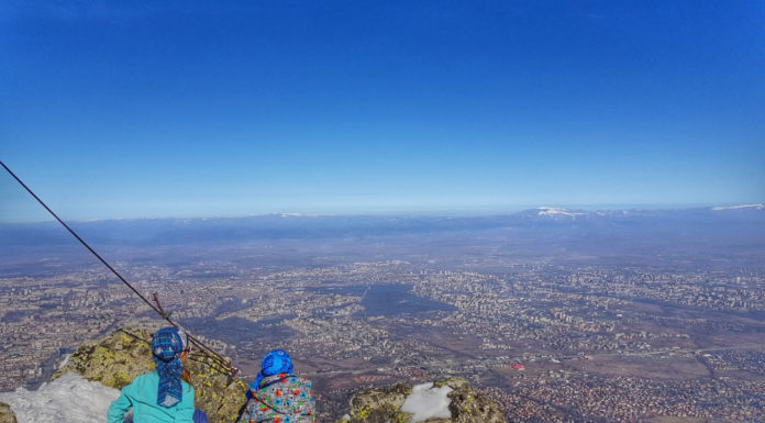 Зимни красоти и екшън – с деца до връх Камен дел