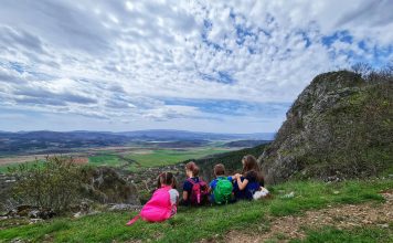 До Шильи камик, пещера Царева църква и Цветаново ижле. Или просто някъде из Краище.